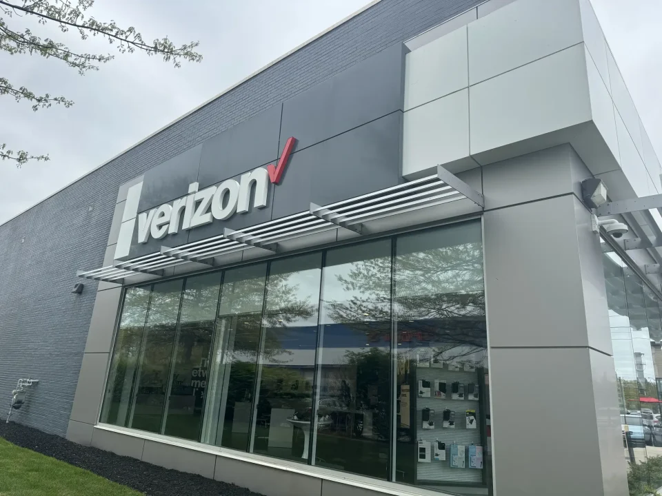 Verizon storefront glass installation
