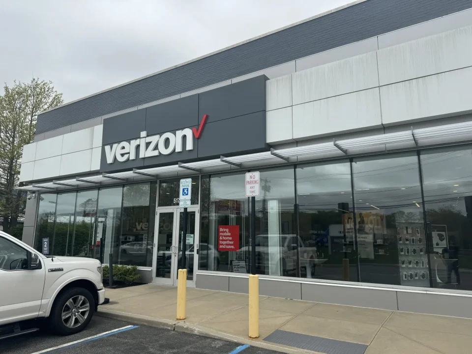 Verizon storefront glass installation